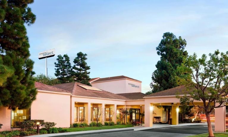 Entrance at Sonesta Select Los Angeles LAX El Segundo.