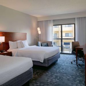 Day use twin room with work desk at Sonesta Select Kansas City South Overland Park.