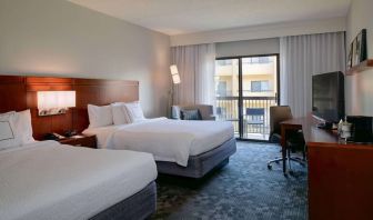 Day use twin room with work desk at Sonesta Select Kansas City South Overland Park.