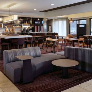 Dining area with comfortable seating at Sonesta Select Kansas City South Overland Park.