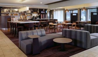 Dining area with comfortable seating at Sonesta Select Kansas City South Overland Park.