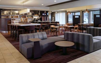 Dining area with comfortable seating at Sonesta Select Kansas City South Overland Park.
