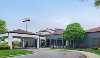 Entrance at Sonesta Select Kansas City South Overland Park.