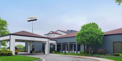 Entrance at Sonesta Select Kansas City South Overland Park.