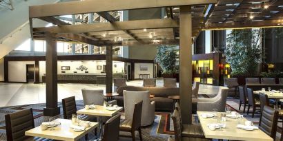Dining area perfect for coworking at Hilton Bellevue.