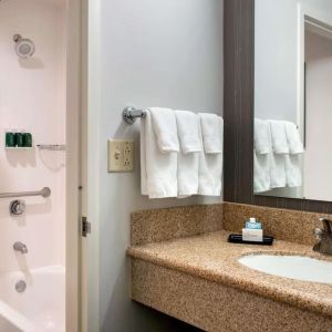 Private guest bathroom with combined shower and tub at Sonesta Select Whippany Hanover.
