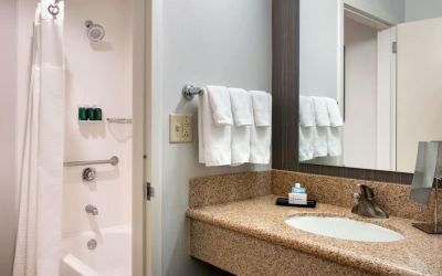 Private guest bathroom with combined shower and tub at Sonesta Select Whippany Hanover.