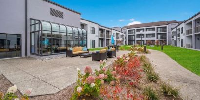 Outdoor lounge area at Sonesta Select Detroit Auburn Hills.