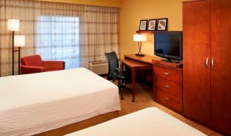 Day use twin room with work desk at Sonesta Select Detroit Auburn Hills.