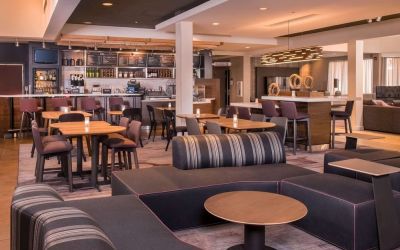 Dining area with comfortable seating, perfect for coworking at Sonesta Select Columbia.