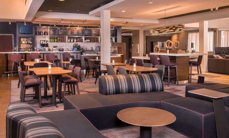 Dining area with comfortable seating, perfect for coworking at Sonesta Select Columbia.