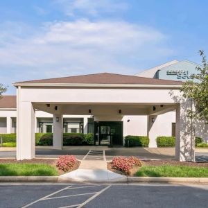 Hotel entrance and parking area at Sonesta Select Columbia.