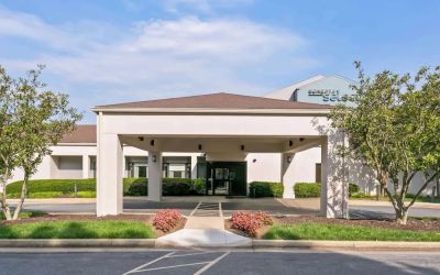Hotel entrance and parking area at Sonesta Select Columbia.