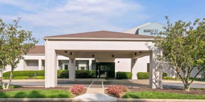 Hotel entrance and parking area at Sonesta Select Columbia.