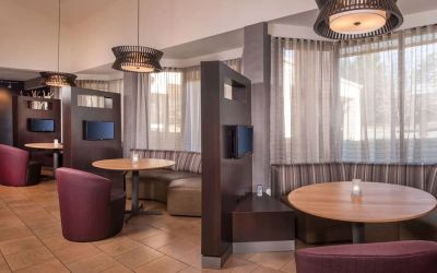 Coworking area at Sonesta Select Columbia.