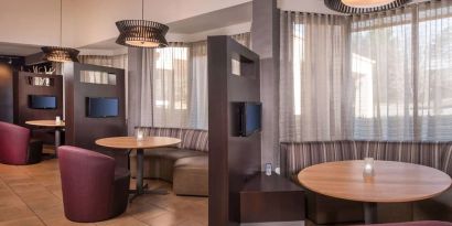 Coworking area at Sonesta Select Columbia.