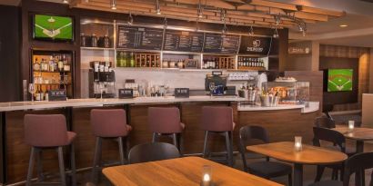 On-site coffee shop and restaurant at Sonesta Select Columbia.