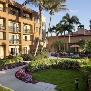 Hotel garden at Sonesta Select Boca Raton.