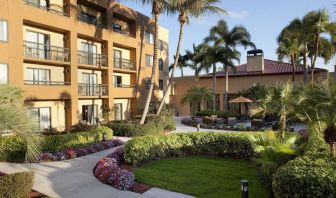 Hotel garden at Sonesta Select Boca Raton.