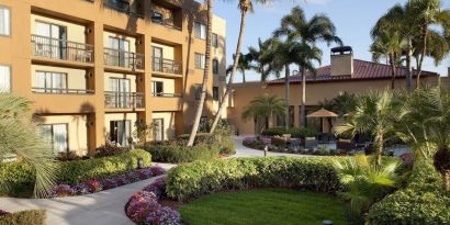 Hotel garden at Sonesta Select Boca Raton.
