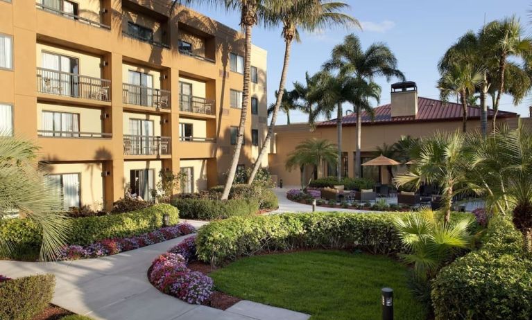 Hotel garden at Sonesta Select Boca Raton.