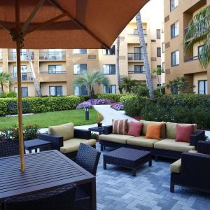 Outdoor lounge seating area at Sonesta Select Boca Raton.