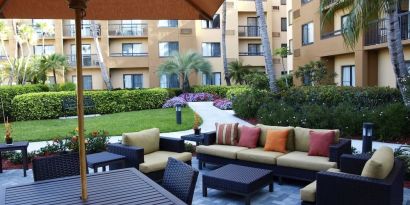 Outdoor lounge seating area at Sonesta Select Boca Raton.