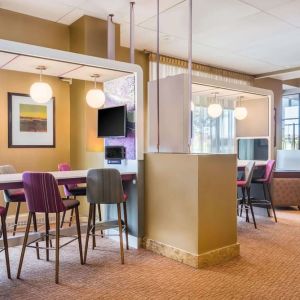Dining area perfect for coworking at Sonesta Milwaukee West Wauwatosa.