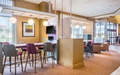 Dining area perfect for coworking at Sonesta Milwaukee West Wauwatosa.