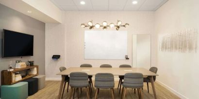 Casual meeting room at Sonesta Milwaukee West Wauwatosa.