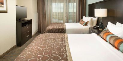 Day use twin room with floor to ceiling window at Sonesta ES Suites Dallas Las Colinas.