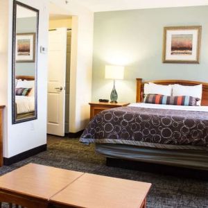 Day use room with private bathroom and lounge area at Sonesta ES Suites Dallas Las Colinas.