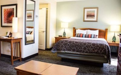 Day use room with private bathroom and lounge area at Sonesta ES Suites Dallas Las Colinas.