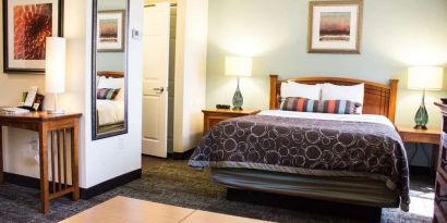Day use room with private bathroom and lounge area at Sonesta ES Suites Dallas Las Colinas.