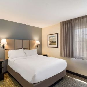 King bed at Sonesta Simply Suites Dallas Las Colinas.
