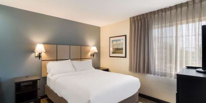 King bed at Sonesta Simply Suites Dallas Las Colinas.