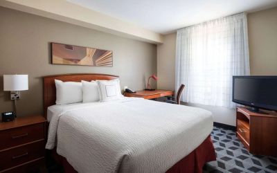 Standard day use room with TV screen and work desk at Sonesta Simply Suites Seattle Renton.