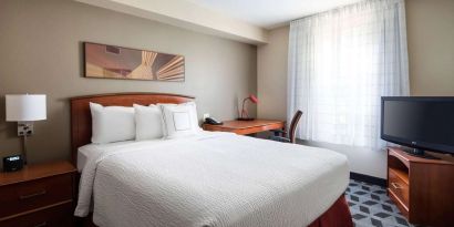 Standard day use room with TV screen and work desk at Sonesta Simply Suites Seattle Renton.