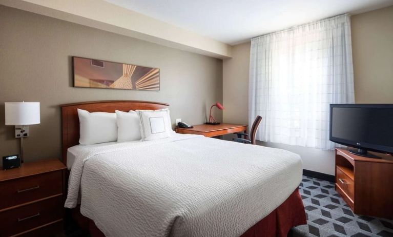 Standard day use room with TV screen and work desk at Sonesta Simply Suites Seattle Renton.