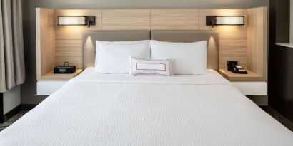King bed at Sonesta Select Seattle Renton.