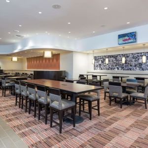 Dining area perfect for coworking at DoubleTree By Hilton Grand Rapids Airport.