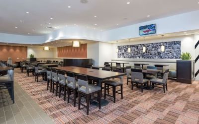 Dining area perfect for coworking at DoubleTree By Hilton Grand Rapids Airport.