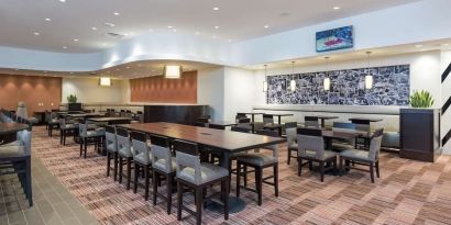 Dining area perfect for coworking at DoubleTree By Hilton Grand Rapids Airport.