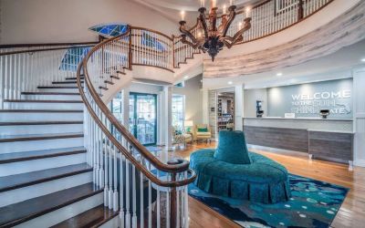Lobby and coworking lounge at Hampton Inn & Suites Amelia Island-Historic Harbor Front.