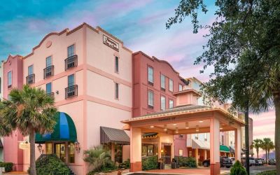 Parking area at Hampton Inn & Suites Amelia Island-Historic Harbor Front.