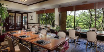 Dining area with a beautiful view perfect for coworking at DoubleTree By Hilton Lisle-Naperville.