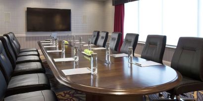 Meeting room with natural light at DoubleTree By Hilton Lisle-Naperville.