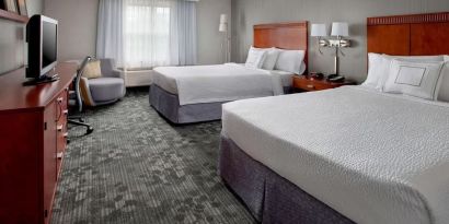 Day use twin room with work desk at Sonesta Select Tinton Falls Eatontown.