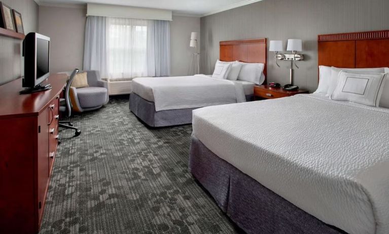 Day use twin room with work desk at Sonesta Select Tinton Falls Eatontown.