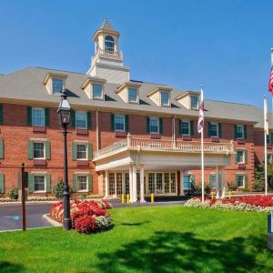 Exterior and parking area at Sonesta Select Tinton Falls Eatontown.